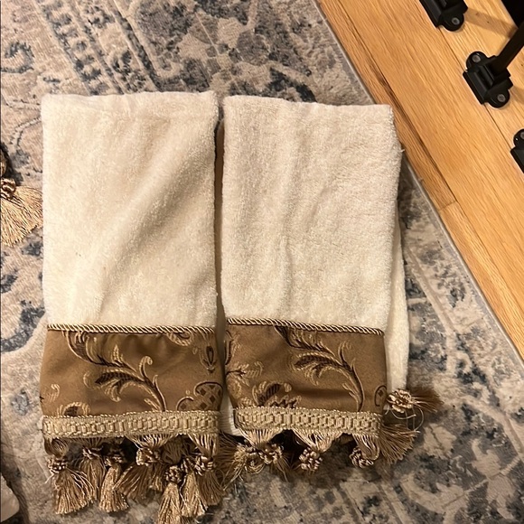 Elegant Cream and Brown Tasseled Towels - Picture 3 of 7